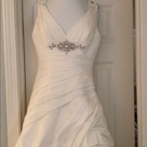 Deep plunge V wedding elegant dress off white